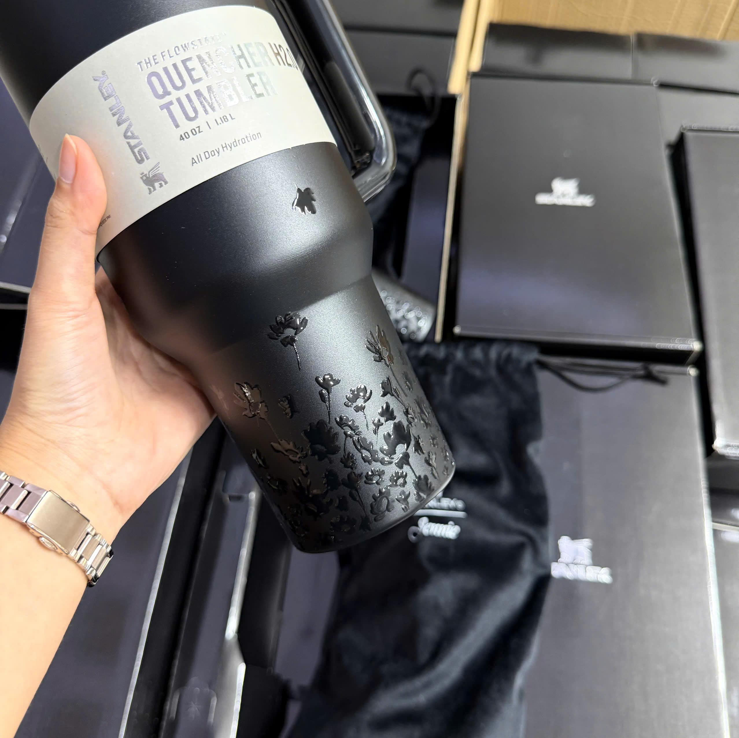 Ly giữ nhiệt Stanley x JENNIE Quencher H2.0 Luxe Tumbler Midnight Ruby 5