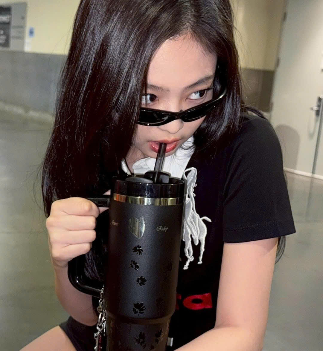 Ly giữ nhiệt Stanley x JENNIE Quencher H2.0 Luxe Tumbler Midnight Ruby 6