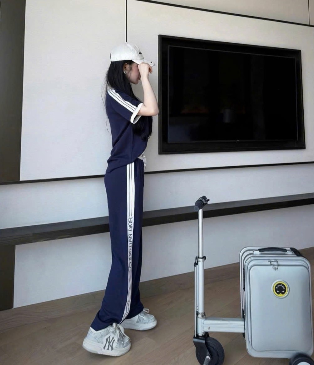 Set bộ áo thun xanh dương đậm Dior 1
