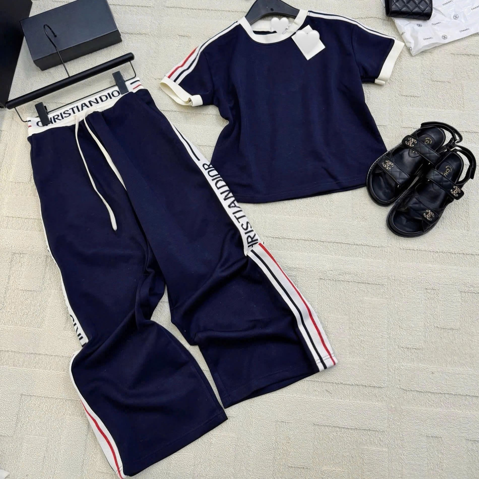 Set bộ áo thun xanh dương đậm Dior 4