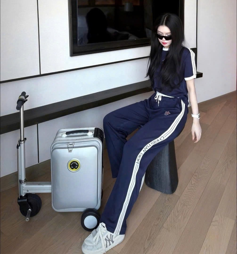 Set bộ áo thun xanh dương đậm Dior 3
