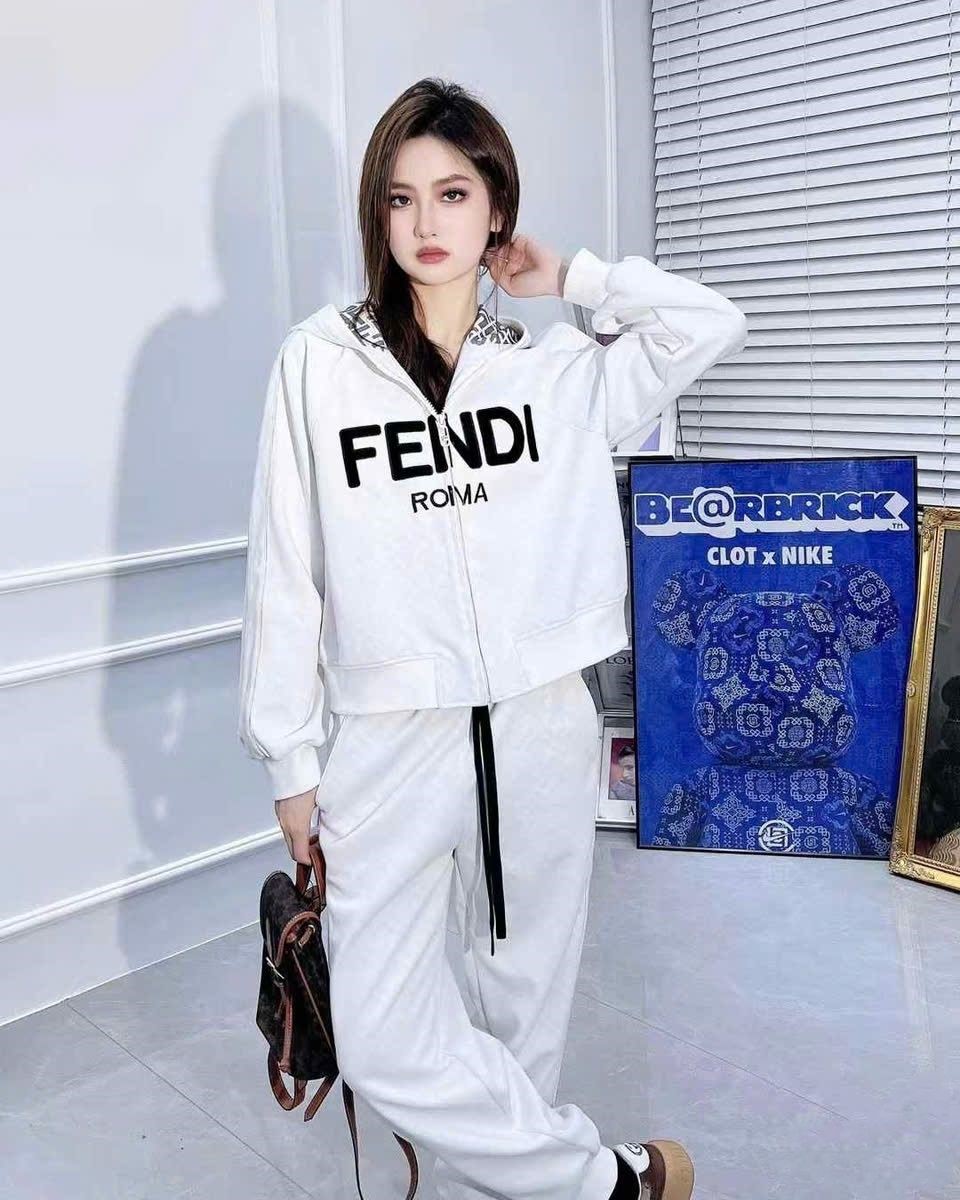 Set bộ áo quần màu trắng Fendi 1