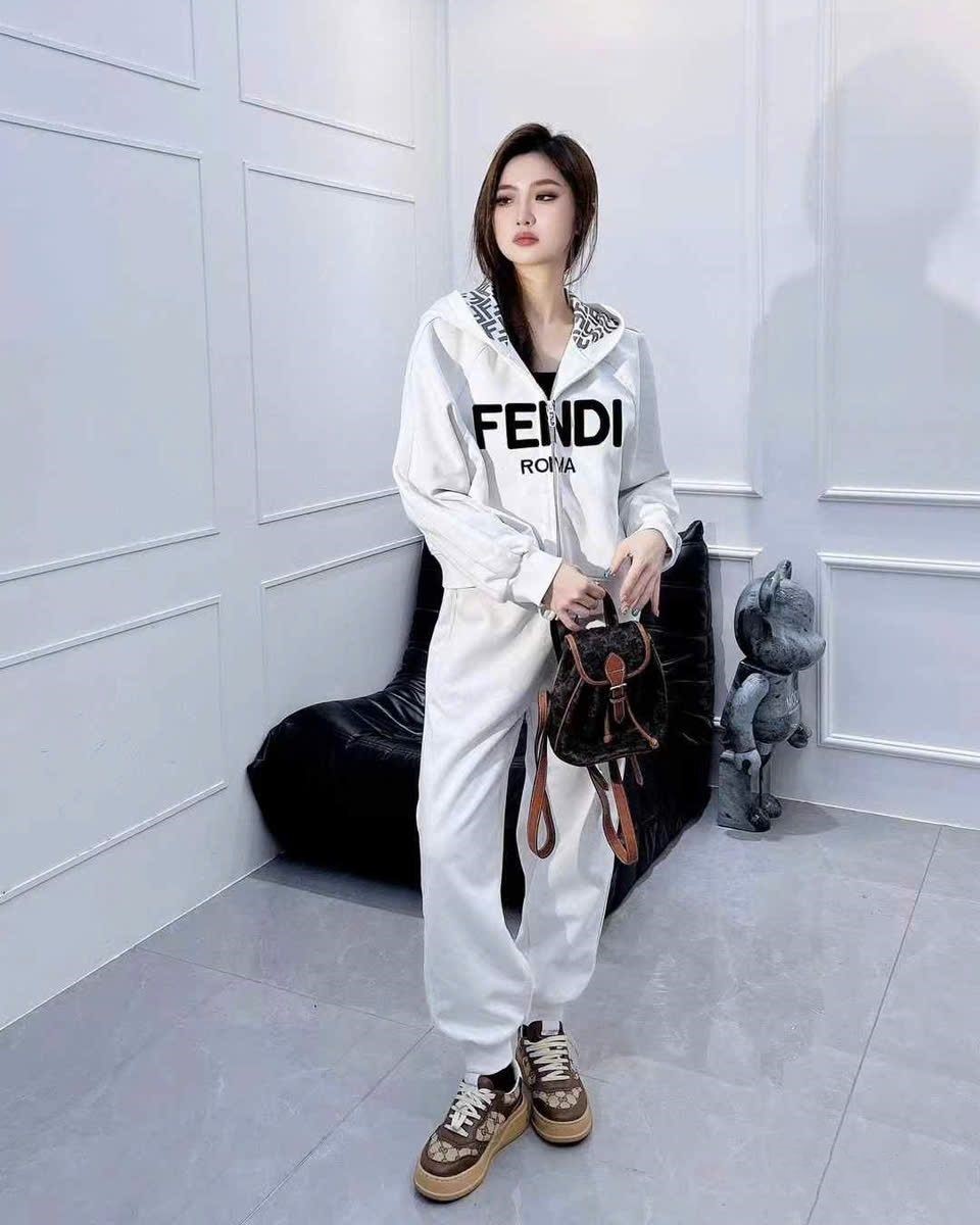 Set bộ áo quần màu trắng Fendi 2