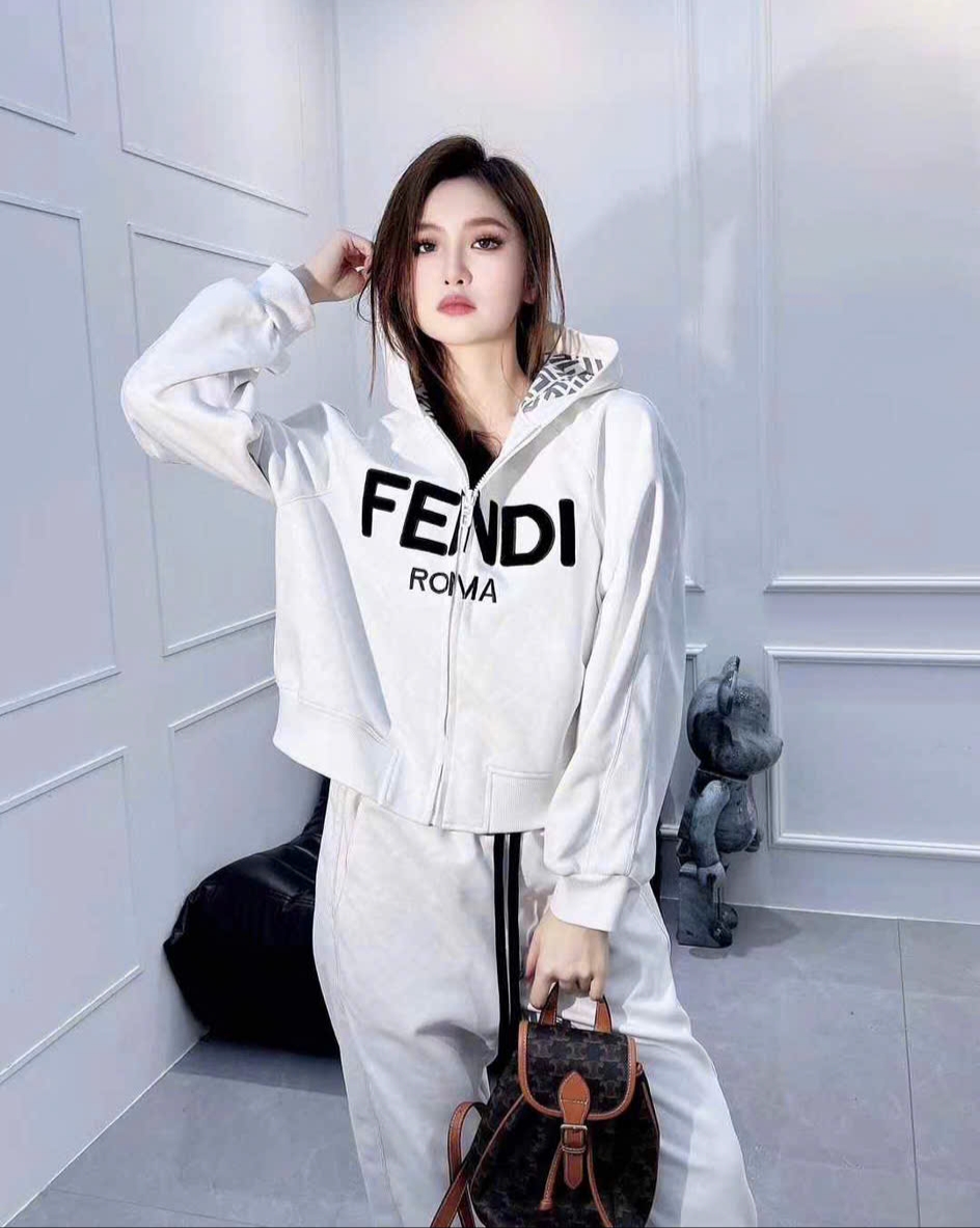 Set bộ áo quần màu trắng Fendi 4