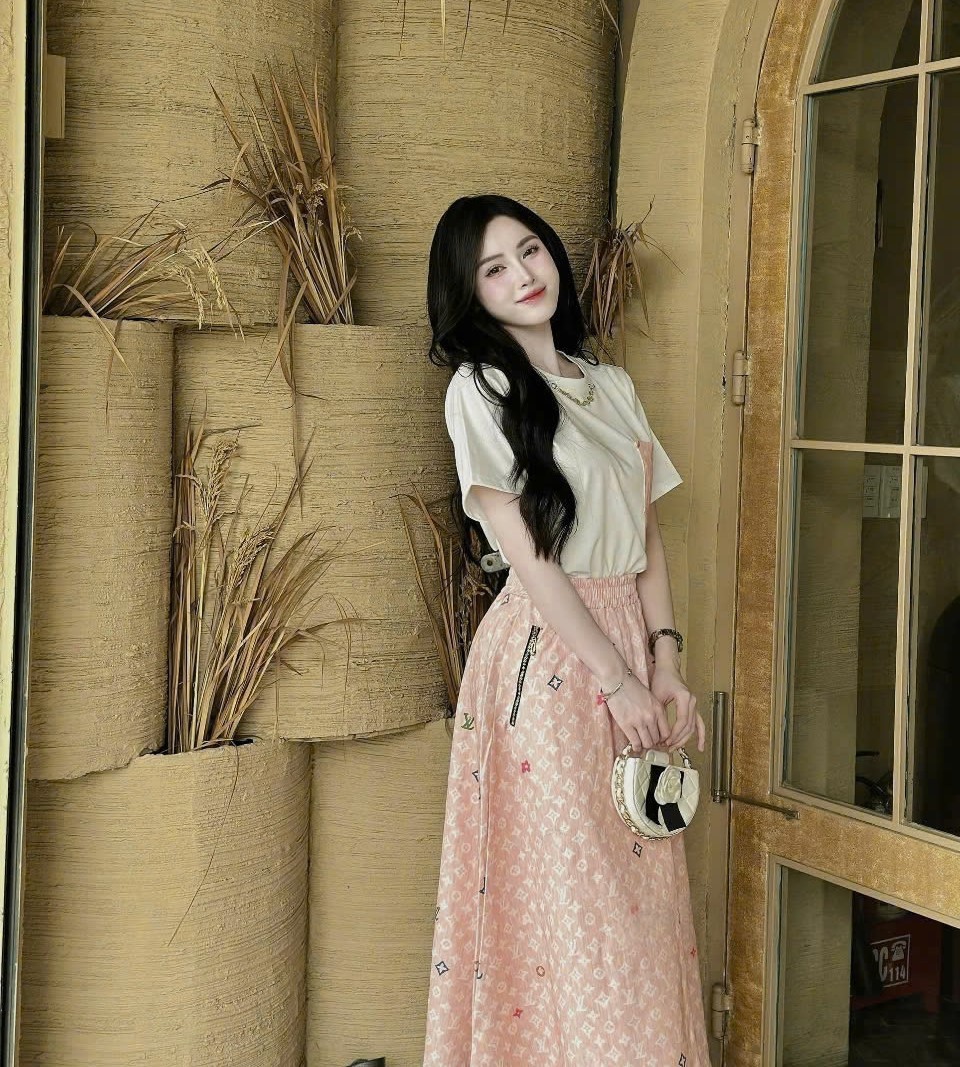 Set áo thun váy dài nhiều màu Louis Vuitton 2