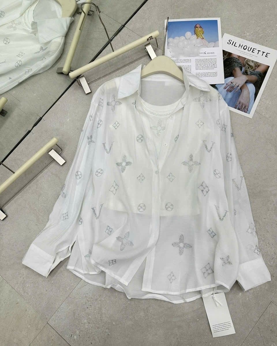 Set áo sơ mi tơ lụa váy jean kèm dây nịt Louis Vuitton 1