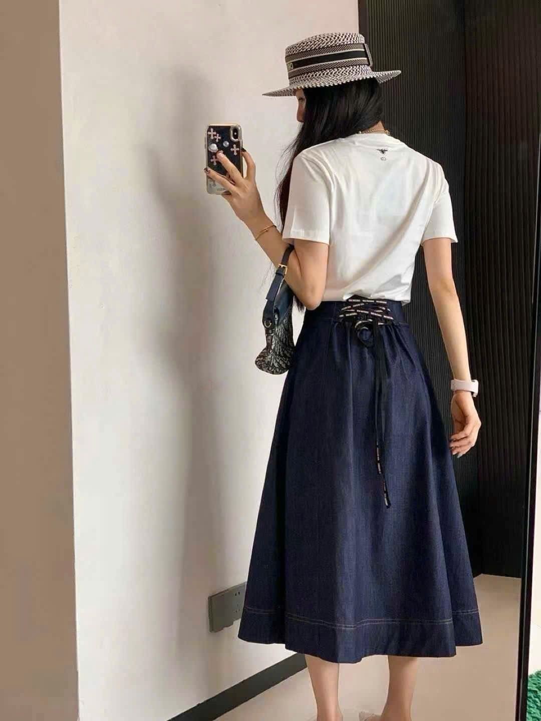 Set áo thun họa tiết váy dài jean Dior 2