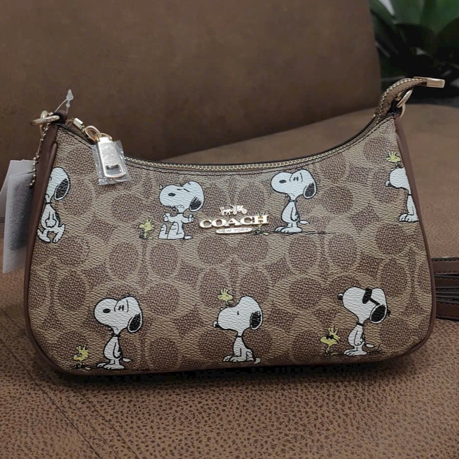 Túi Coach X Peanuts Teri Shoulder Bag In Signature Canvas With Snoopy Print CBJ88 1