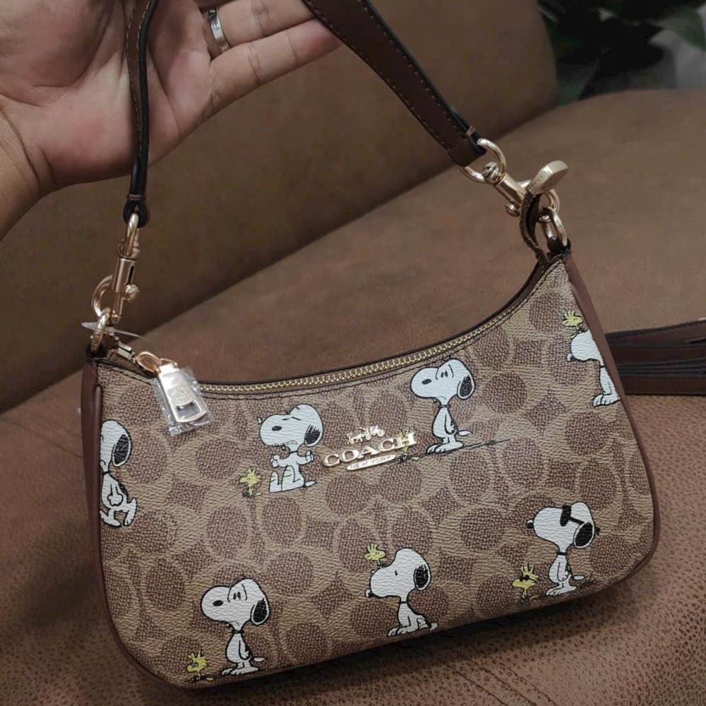 Túi Coach X Peanuts Teri Shoulder Bag In Signature Canvas With Snoopy Print CBJ88 4