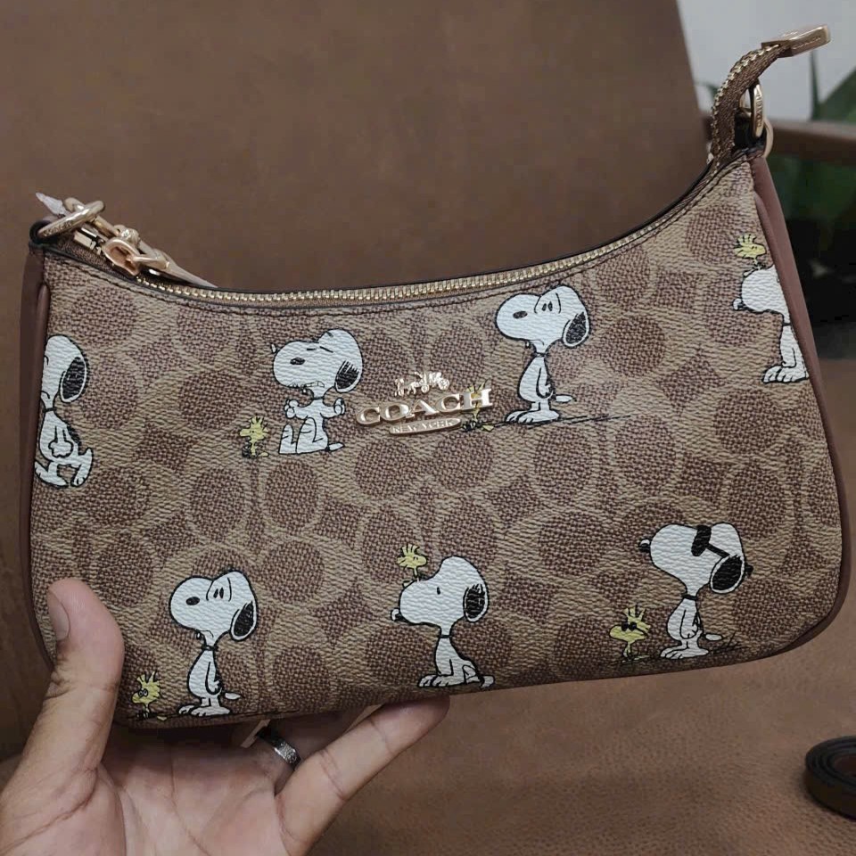 Túi Coach X Peanuts Teri Shoulder Bag In Signature Canvas With Snoopy Print CBJ88 5