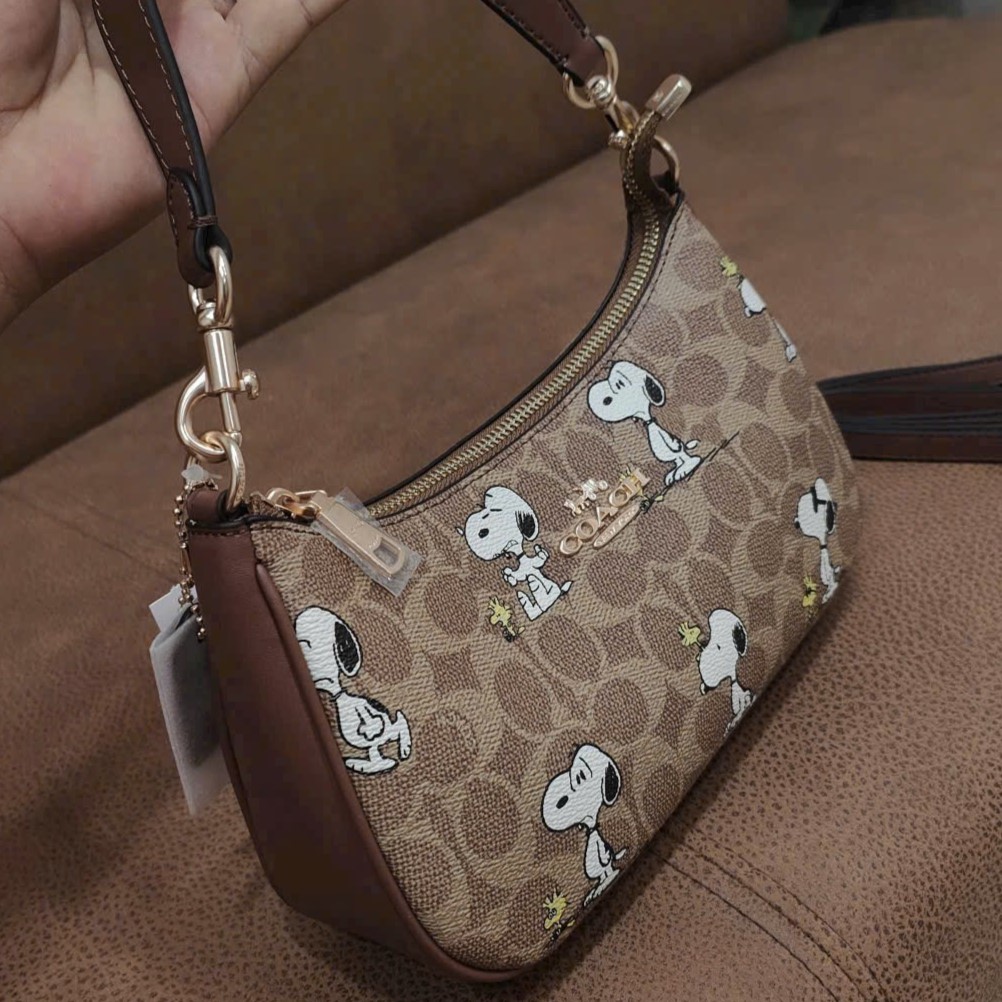 Túi Coach X Peanuts Teri Shoulder Bag In Signature Canvas With Snoopy Print CBJ88 7