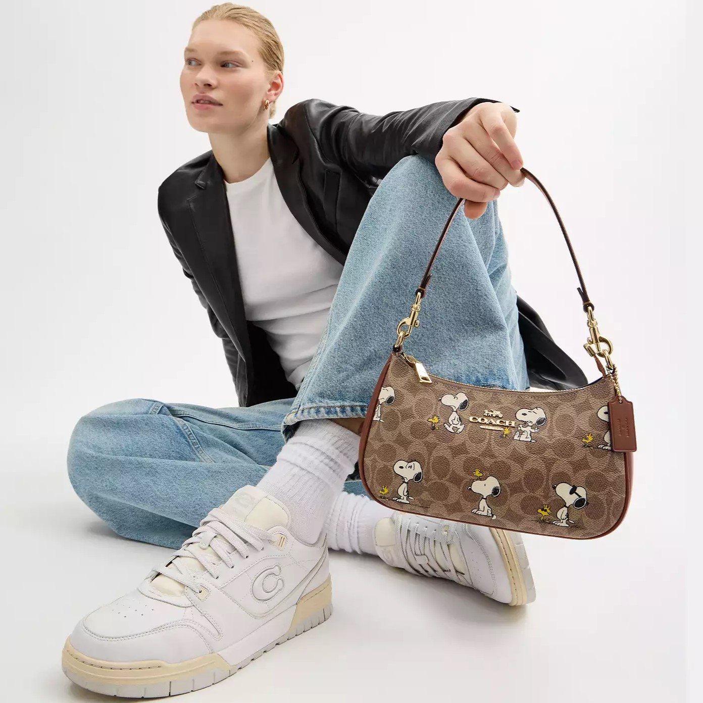 Túi Coach X Peanuts Teri Shoulder Bag In Signature Canvas With Snoopy Print CBJ88 8