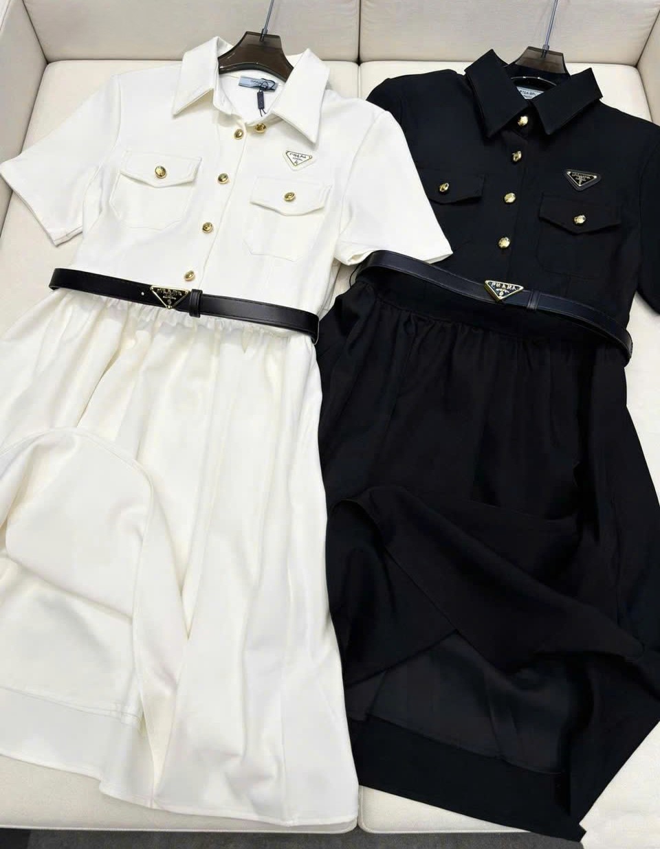 Áo đầm nữ dáng xòe ngắn cổ polo trắng đen kèm thắt lưng đen Prada 7