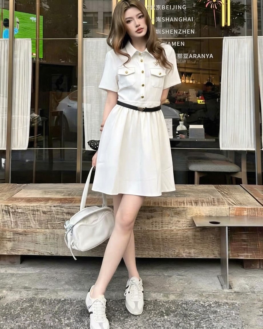Áo đầm nữ dáng xòe ngắn cổ polo trắng đen kèm thắt lưng đen Prada 8