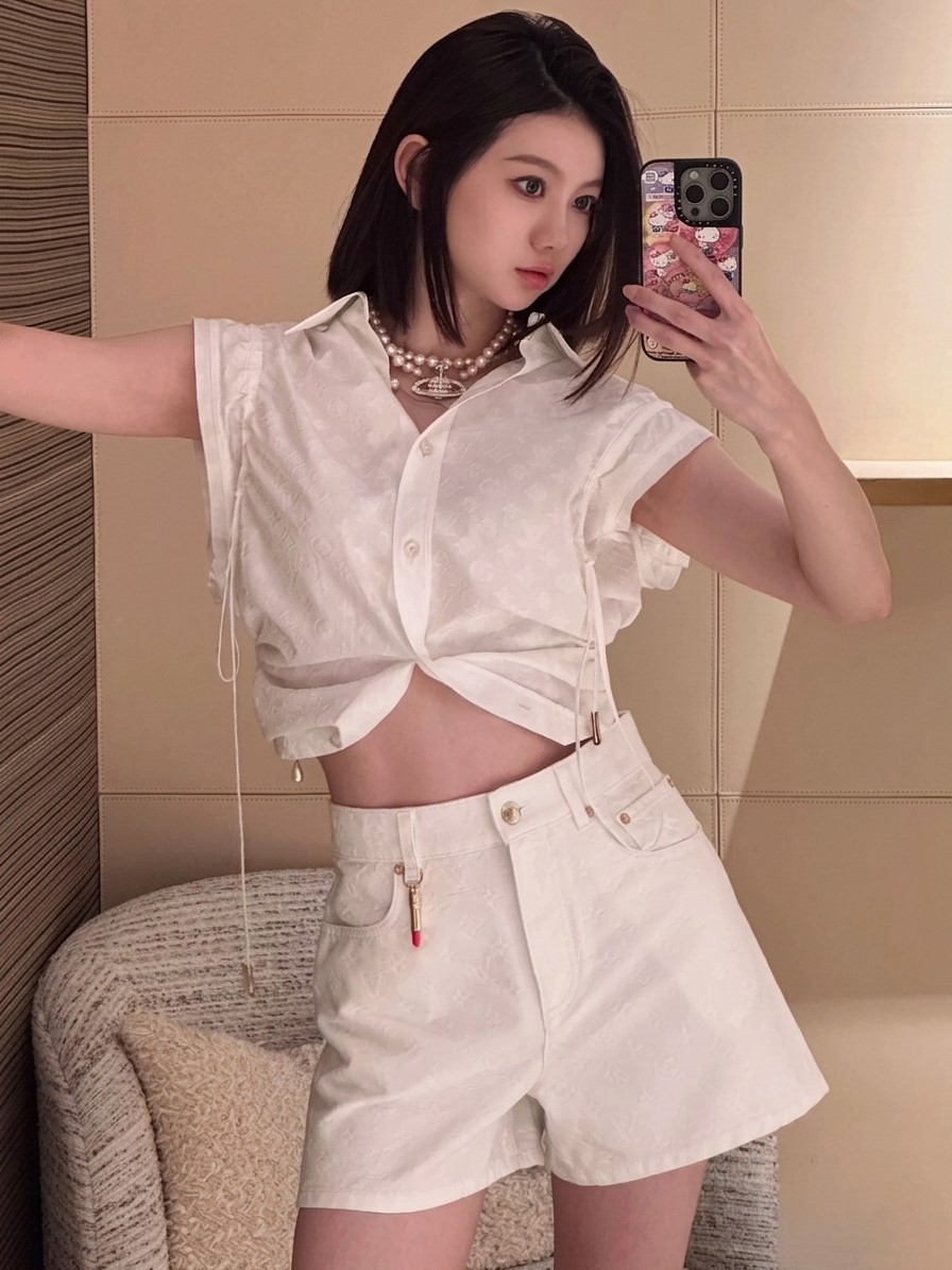 Quần short trắng kèm móc khóa son LV 1