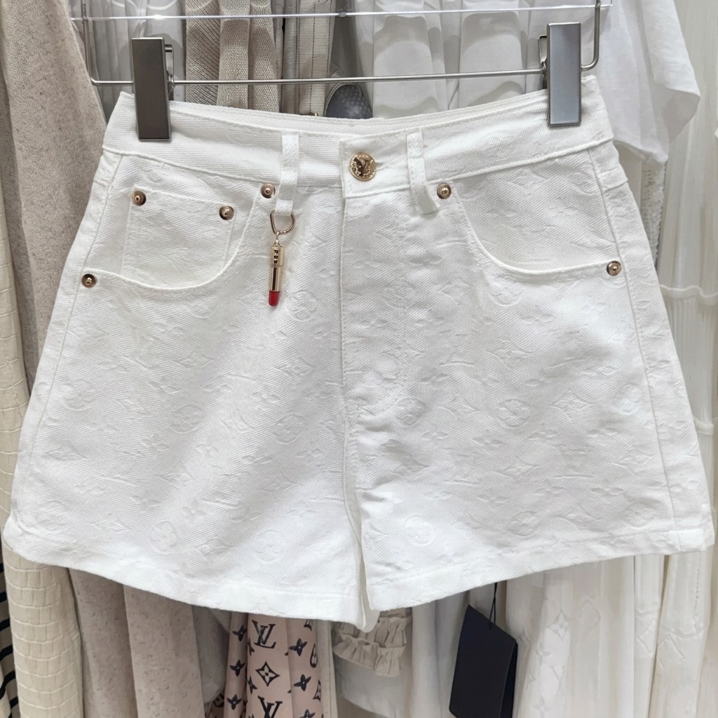 Quần short trắng kèm móc khóa son LV 2