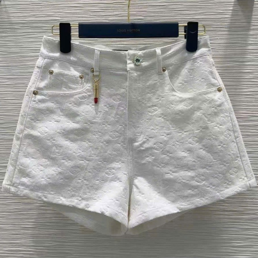 Quần short trắng kèm móc khóa son LV 4