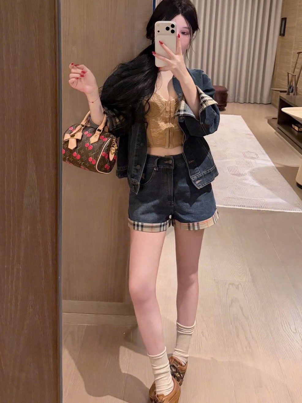 Set áo khoác quần short jean viền họa tiết hãng Burberry 2