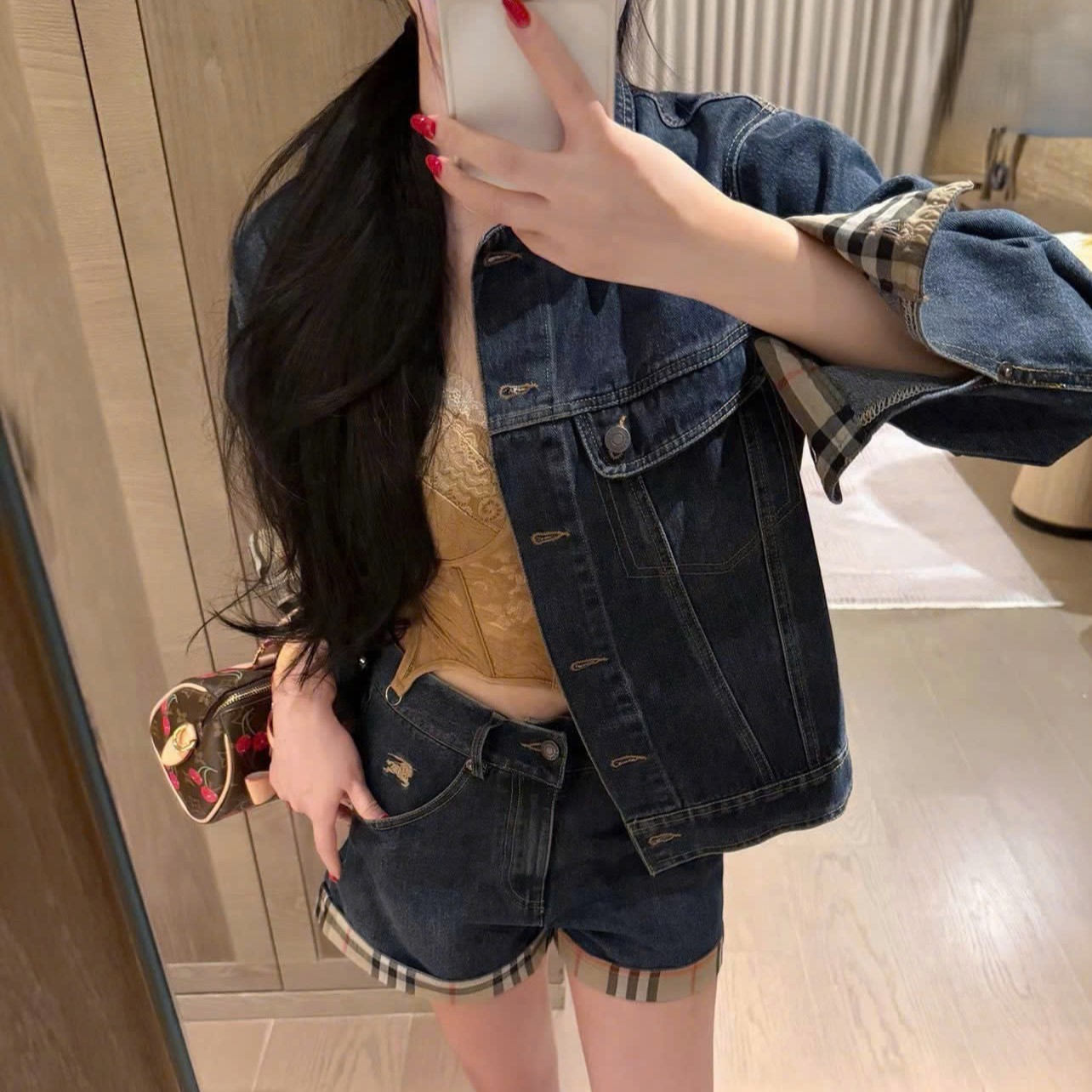 Set áo khoác quần short jean viền họa tiết hãng Burberry 3