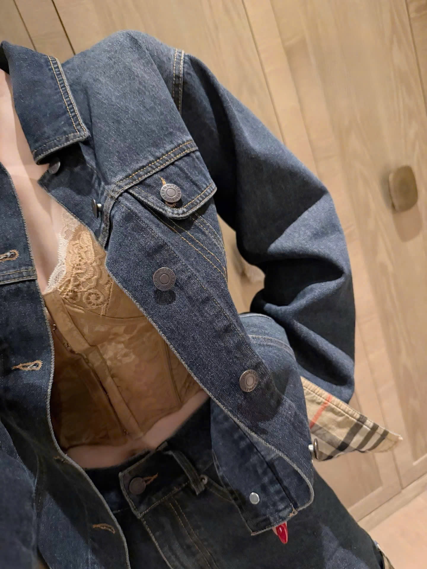 Set áo khoác quần short jean viền họa tiết hãng Burberry 1