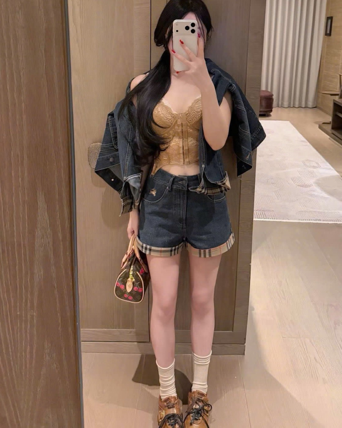 Set áo khoác quần short jean viền họa tiết hãng Burberry 4