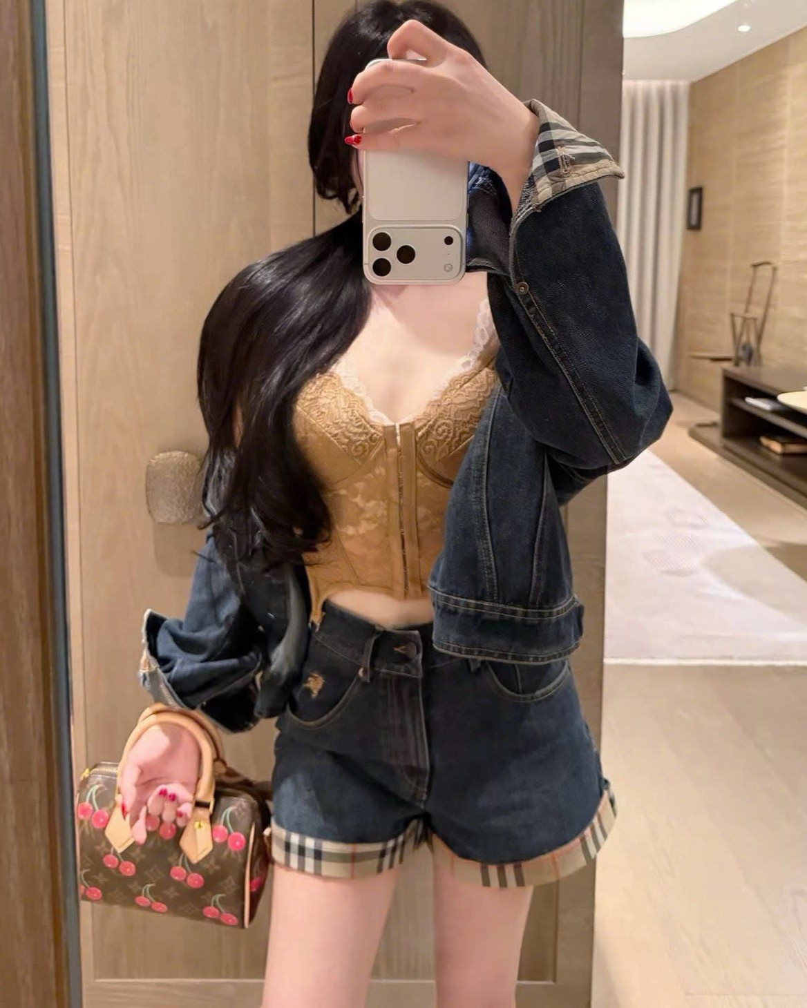 Set áo khoác quần short jean viền họa tiết hãng Burberry 5