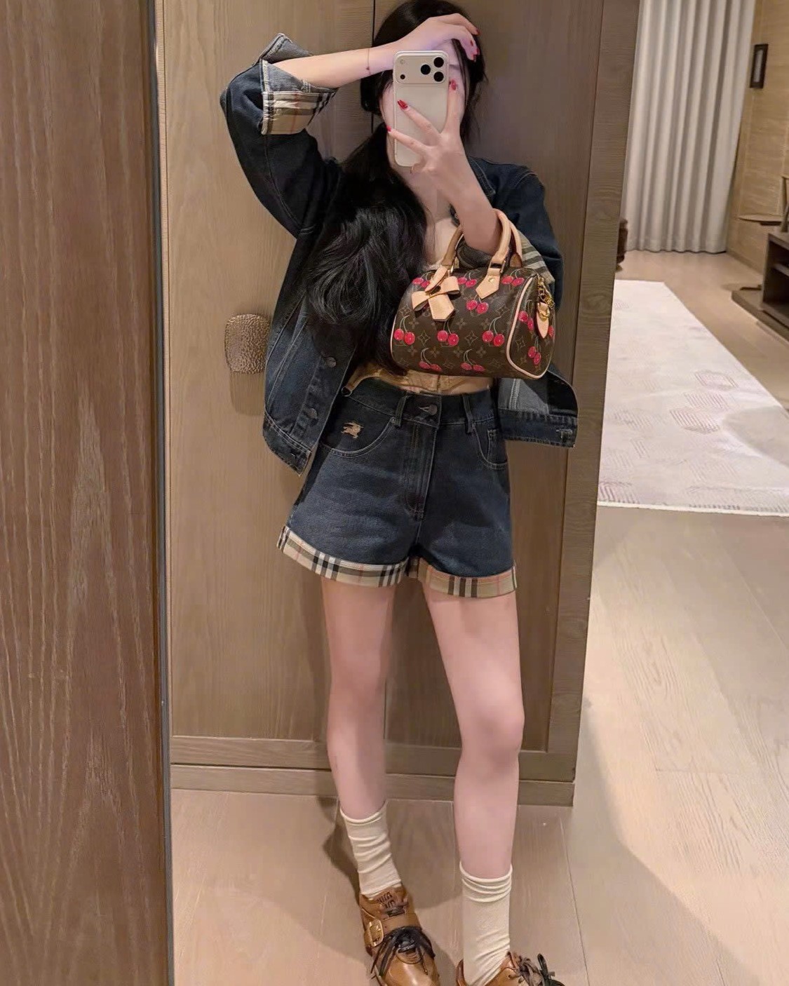 Set áo khoác quần short jean viền họa tiết hãng Burberry 6