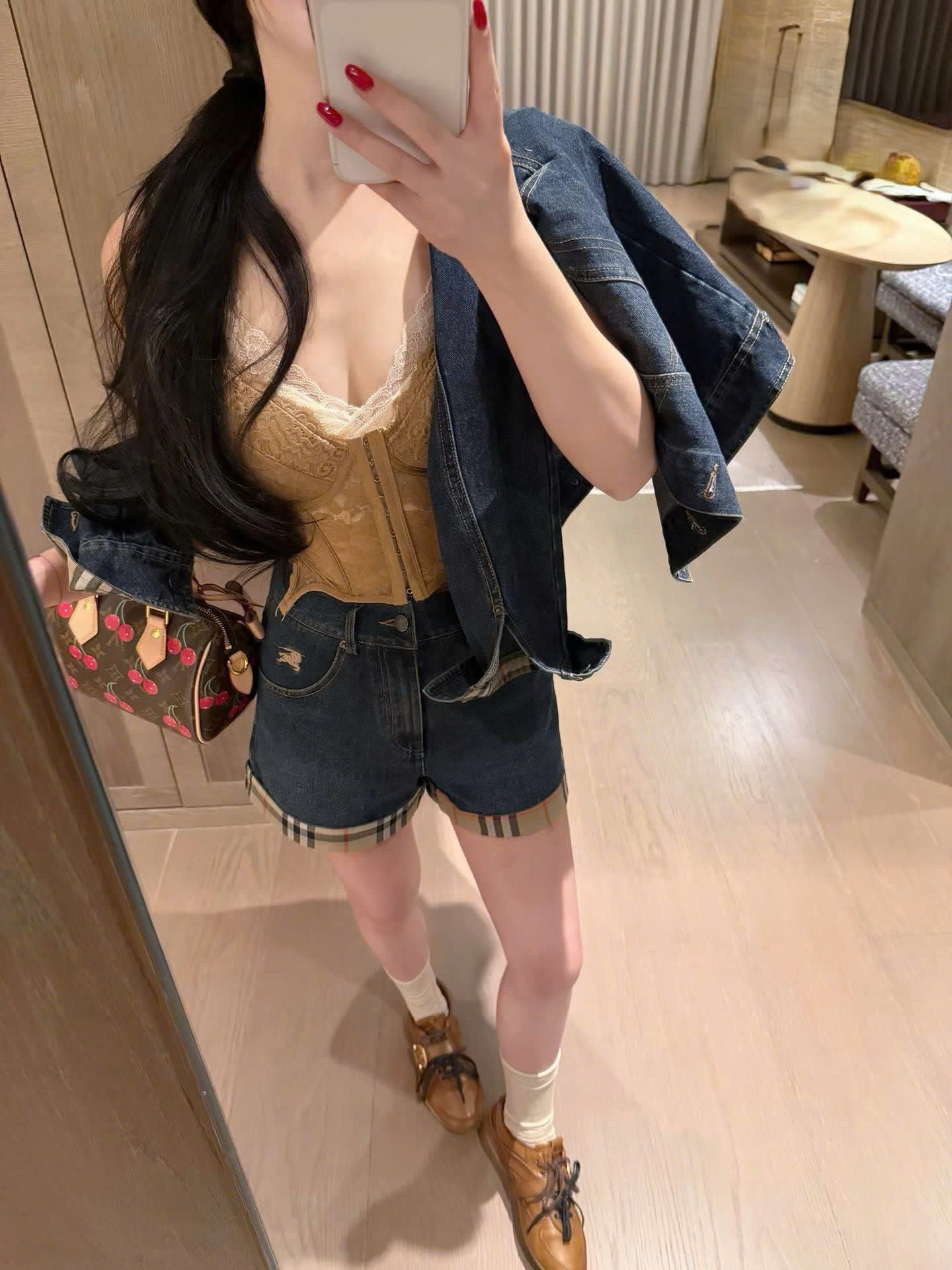 Set áo khoác quần short jean viền họa tiết hãng Burberry 9