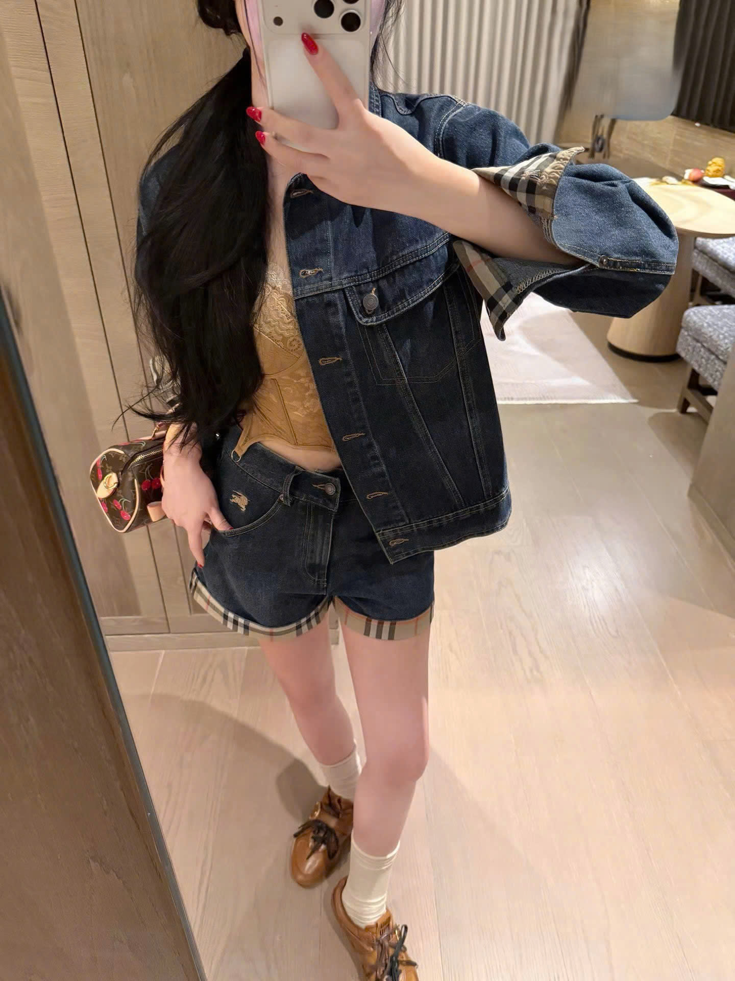 Set áo khoác quần short jean viền họa tiết hãng Burberry 11