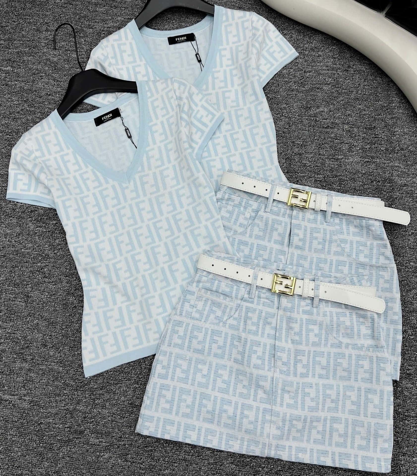 Set áo thun váy ngắn kèm thắt lưng xanh dương Fendi 4