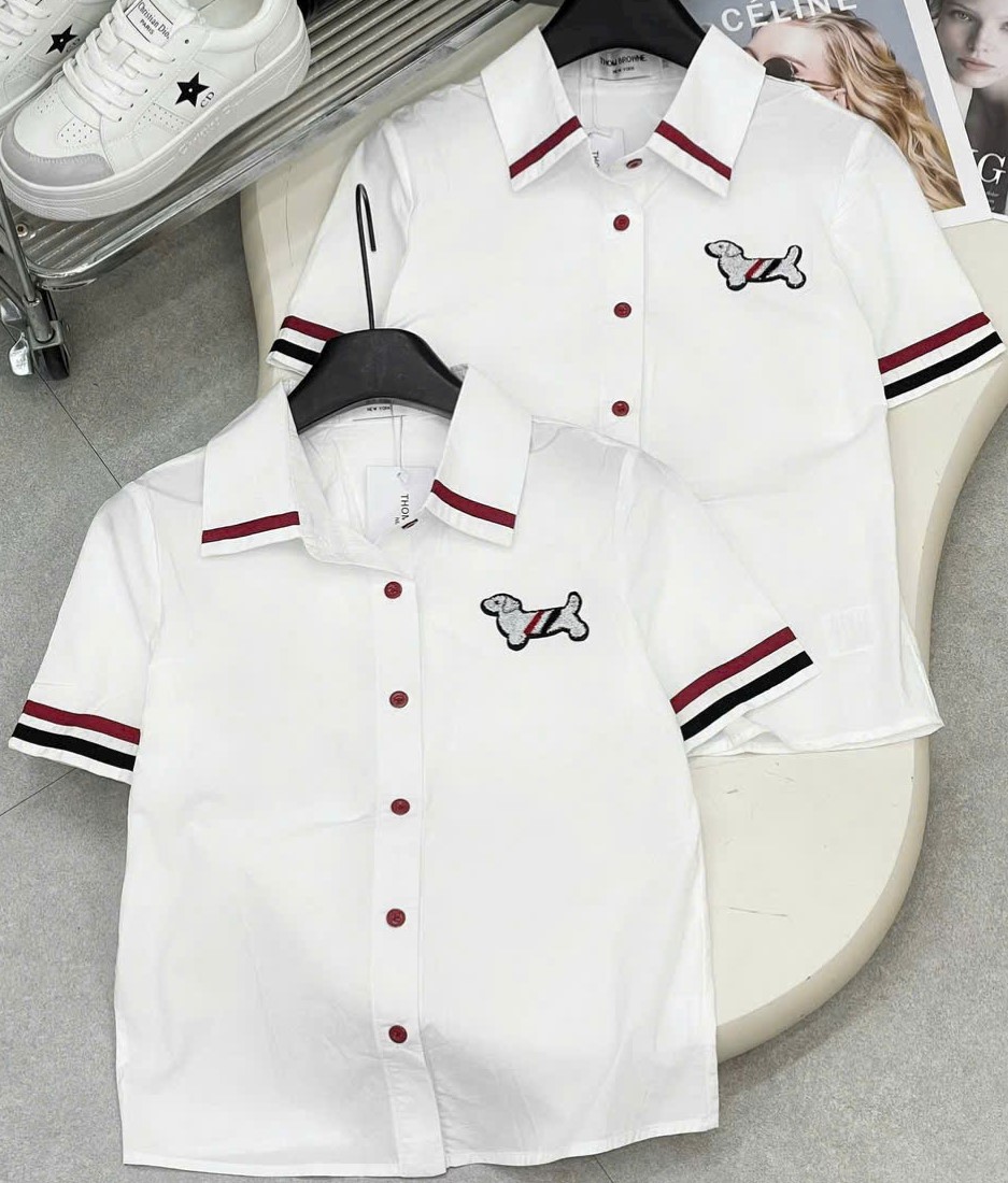 Set áo sơ mi cộc tay trắng váy xám xếp ly ngắn Thom Browne 1