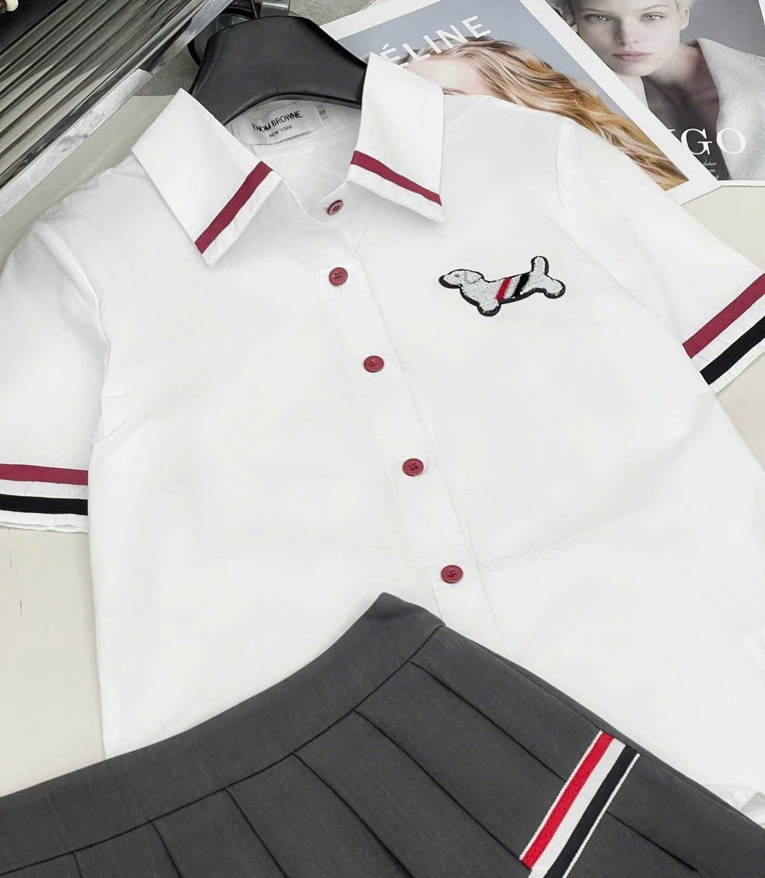 Set áo sơ mi cộc tay trắng váy xám xếp ly ngắn Thom Browne 2