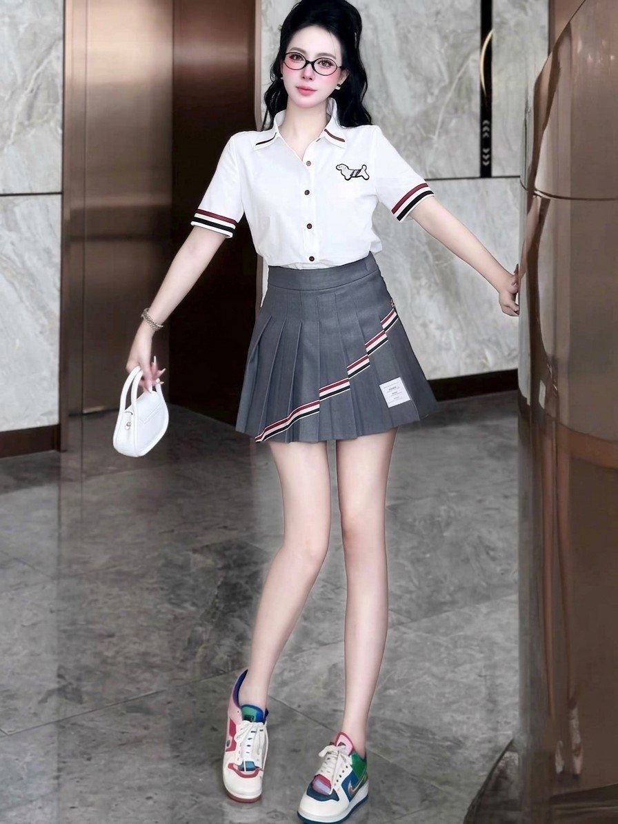 Set áo sơ mi cộc tay trắng váy xám xếp ly ngắn Thom Browne 7