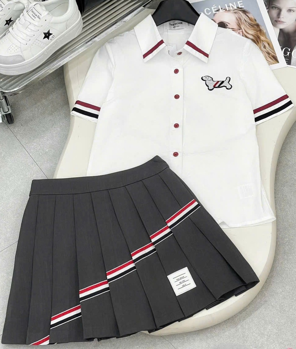 Set áo sơ mi cộc tay trắng váy xám xếp ly ngắn Thom Browne 4
