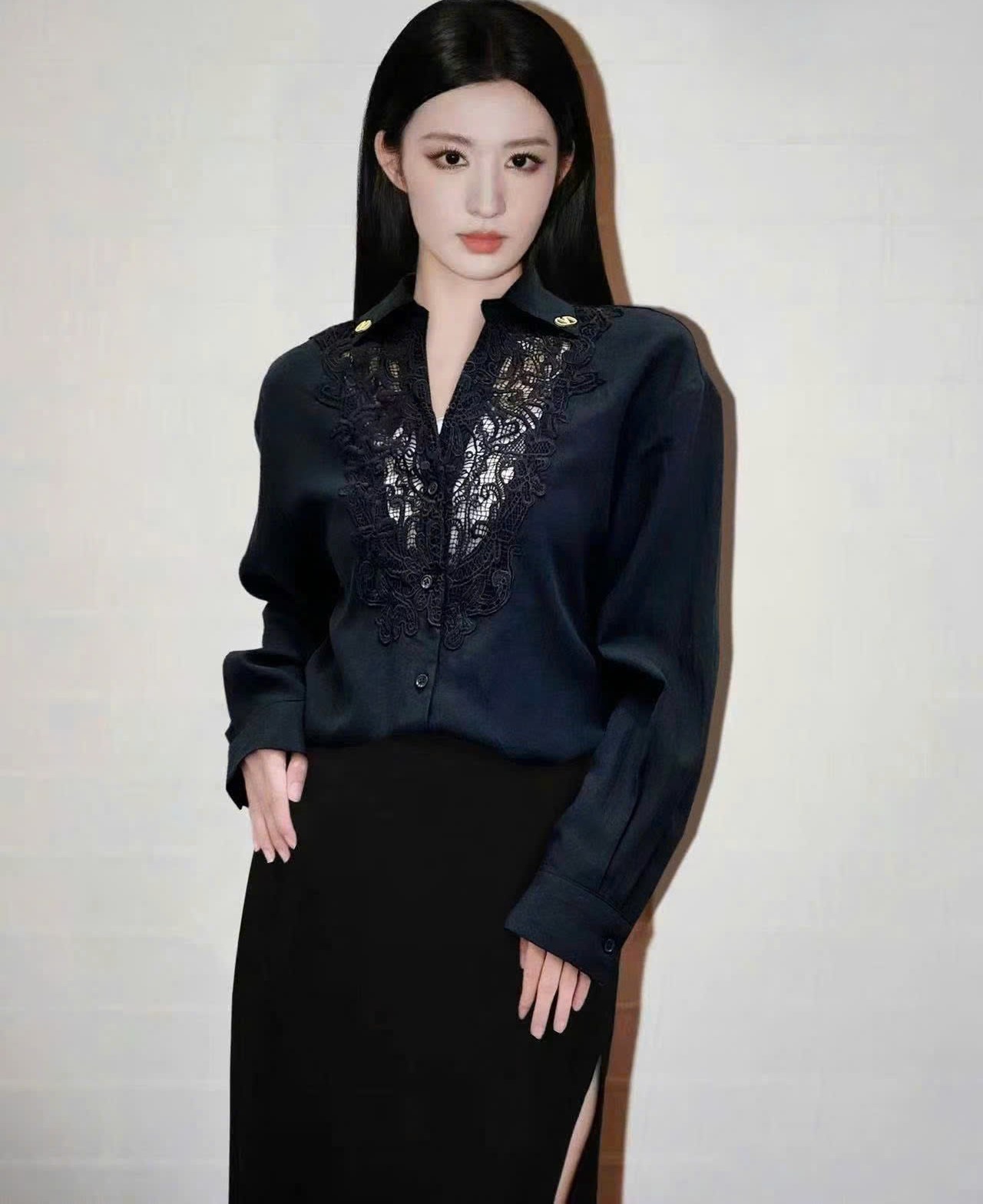 Áo sơ mi nữ cổ phối ren đen Valentino 6