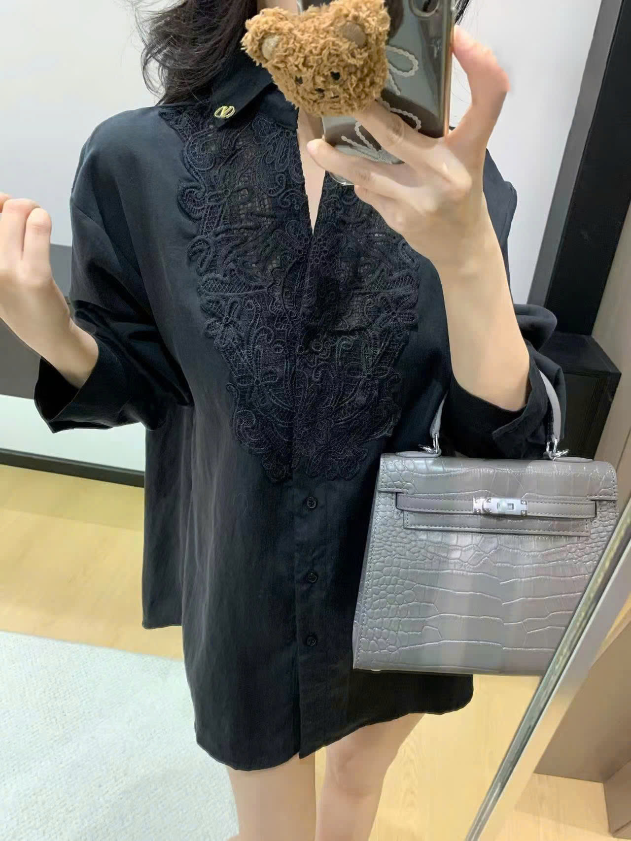Áo sơ mi nữ cổ phối ren đen Valentino 4