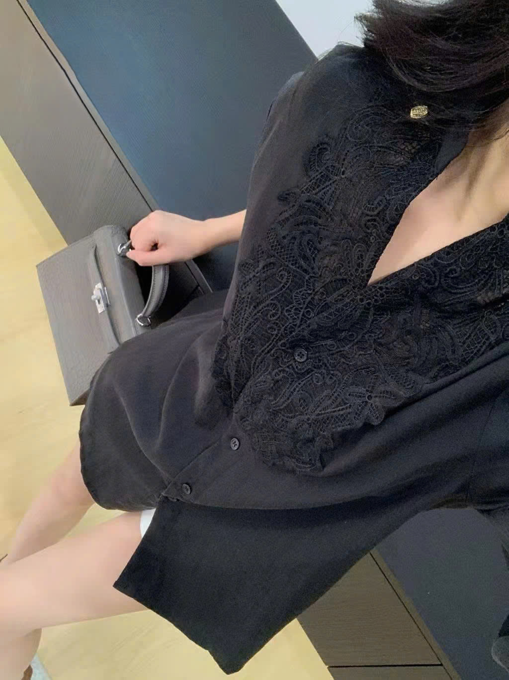 Áo sơ mi nữ cổ phối ren đen Valentino 7