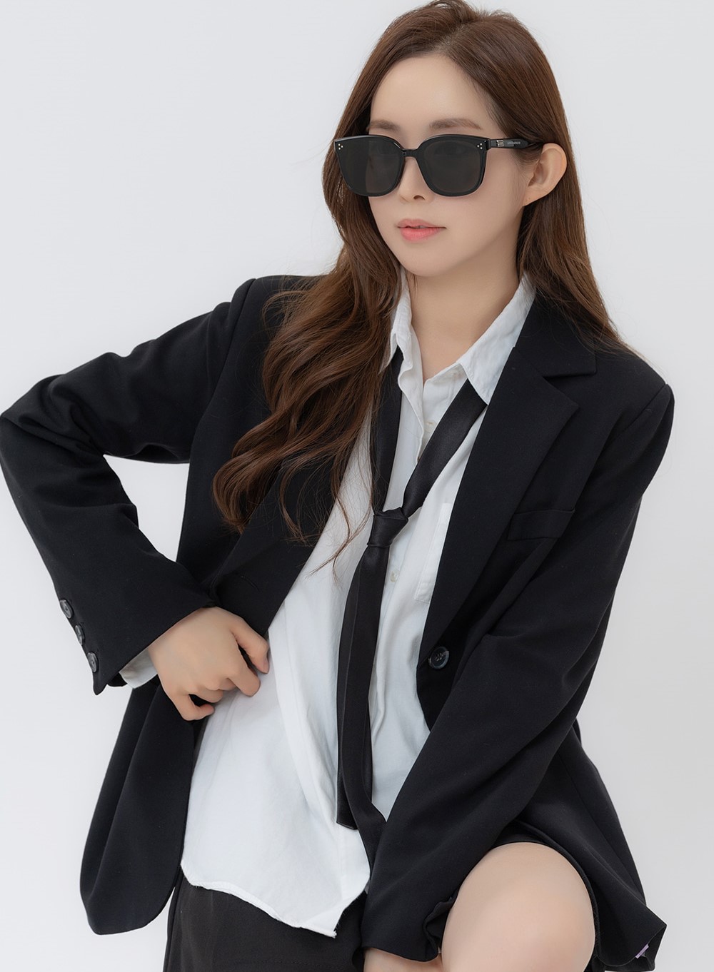 Mắt kính Gentle Monster By 01 Black Lenses Black Acetate Frame 12