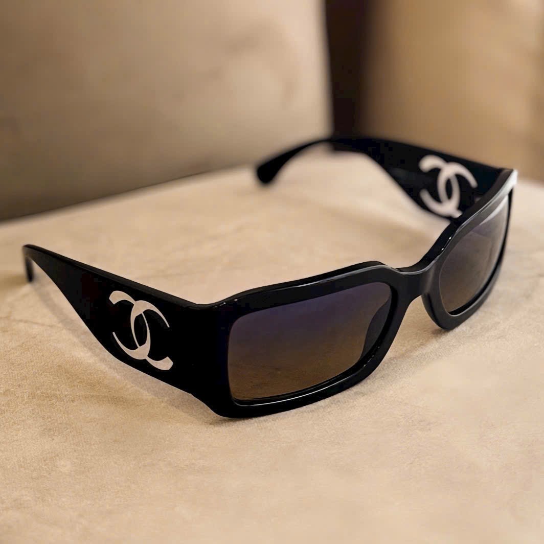 Mắt kính Chanel Rectangle Sunglasses With Acetate Frame Black 5526 9