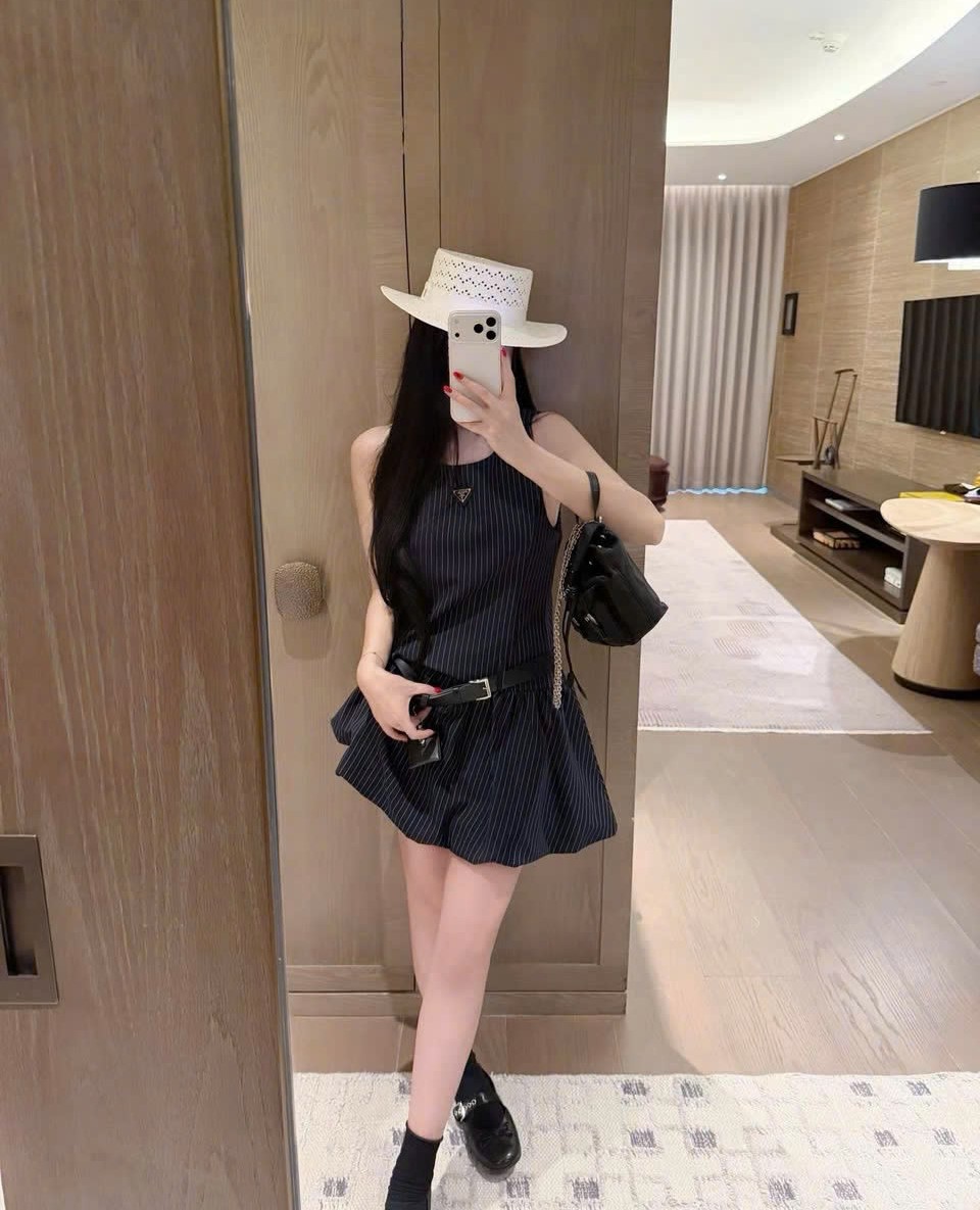 Áo đầm ba lỗ phối thắt lưng Prada 11
