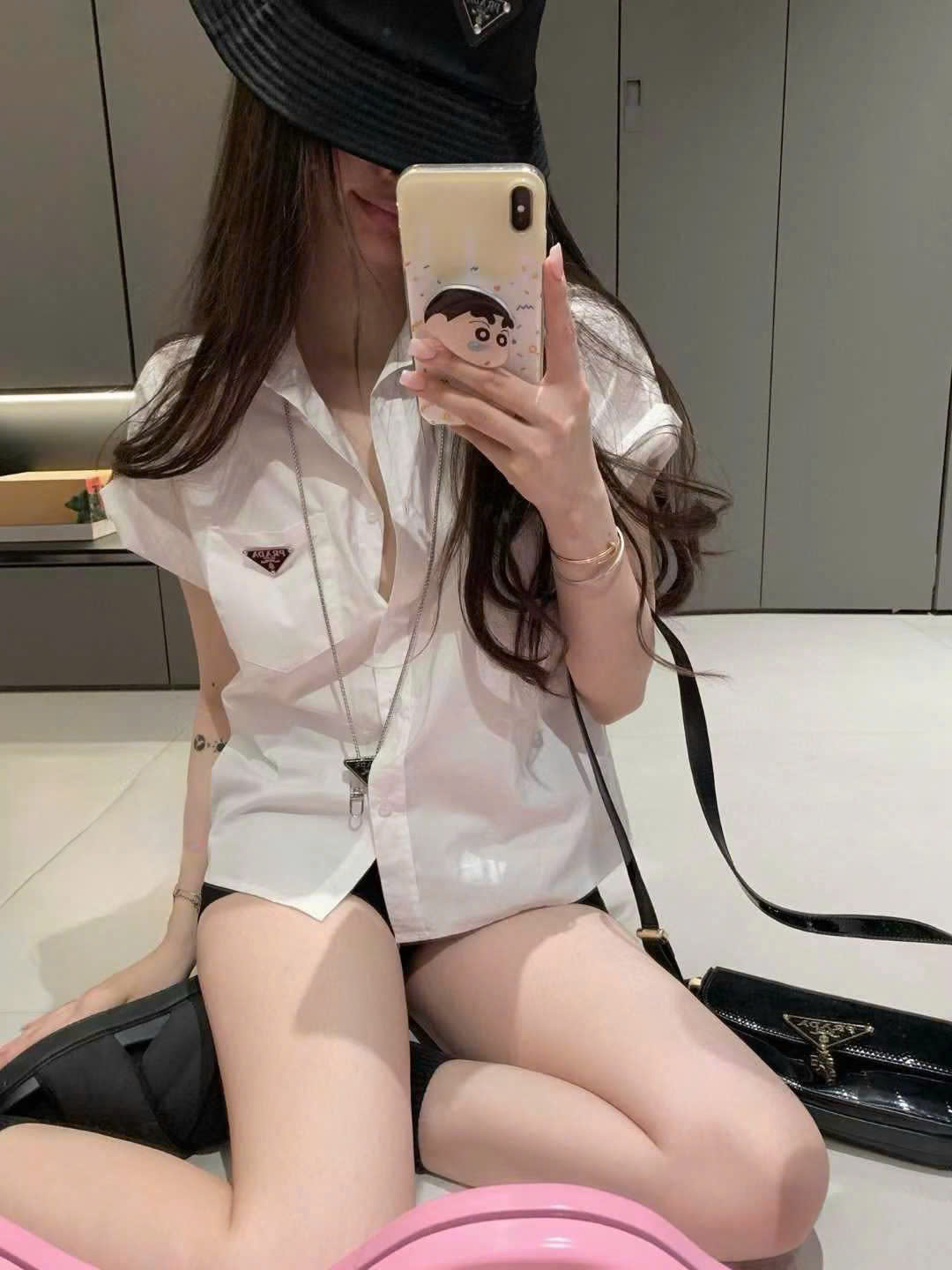 Áo trắng tay ngắn kèm dây đeo Prada 1