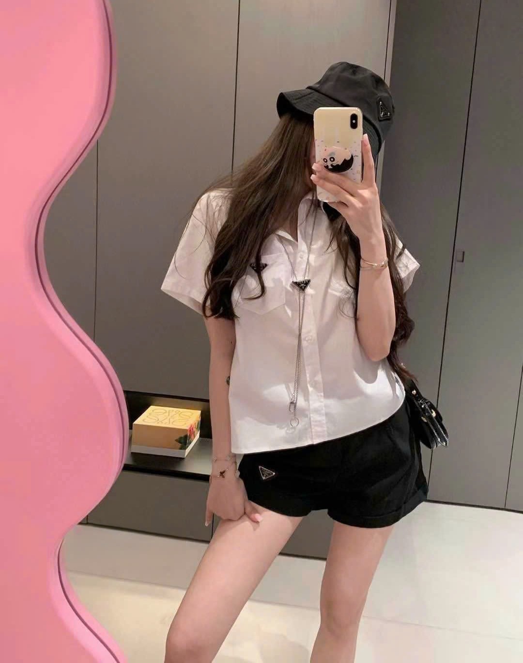 Áo trắng tay ngắn kèm dây đeo Prada 3