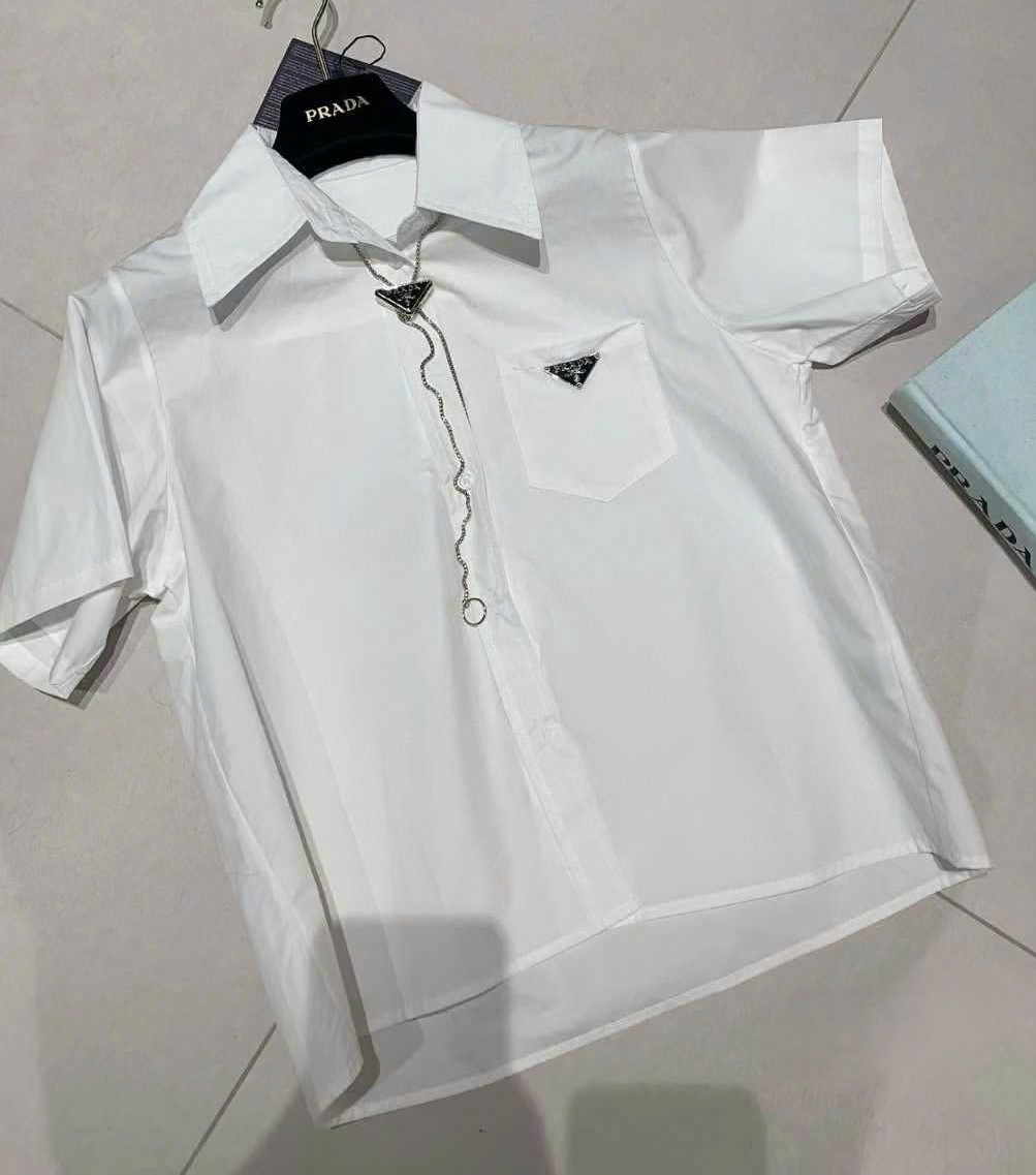 Áo trắng tay ngắn kèm dây đeo Prada 4