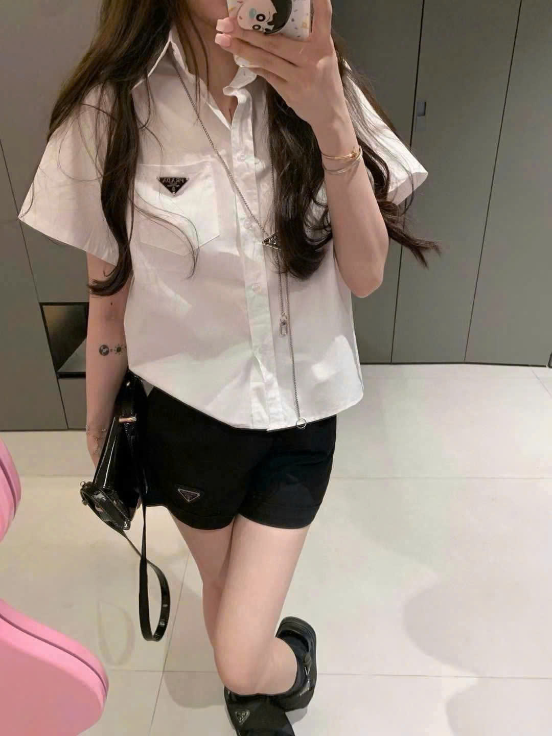 Áo trắng tay ngắn kèm dây đeo Prada 5