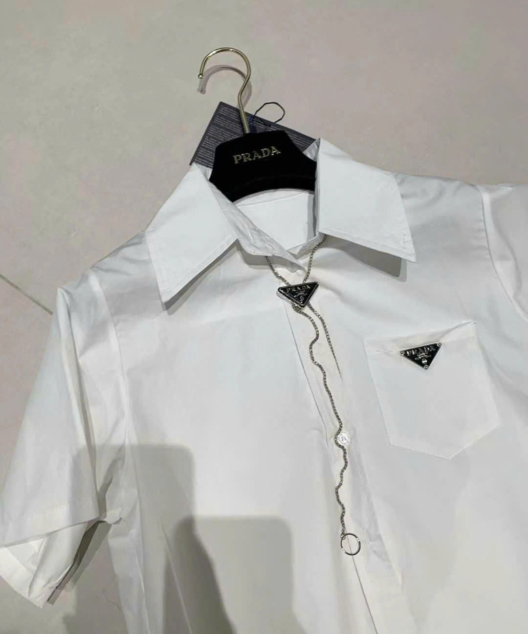 Áo trắng tay ngắn kèm dây đeo Prada 6