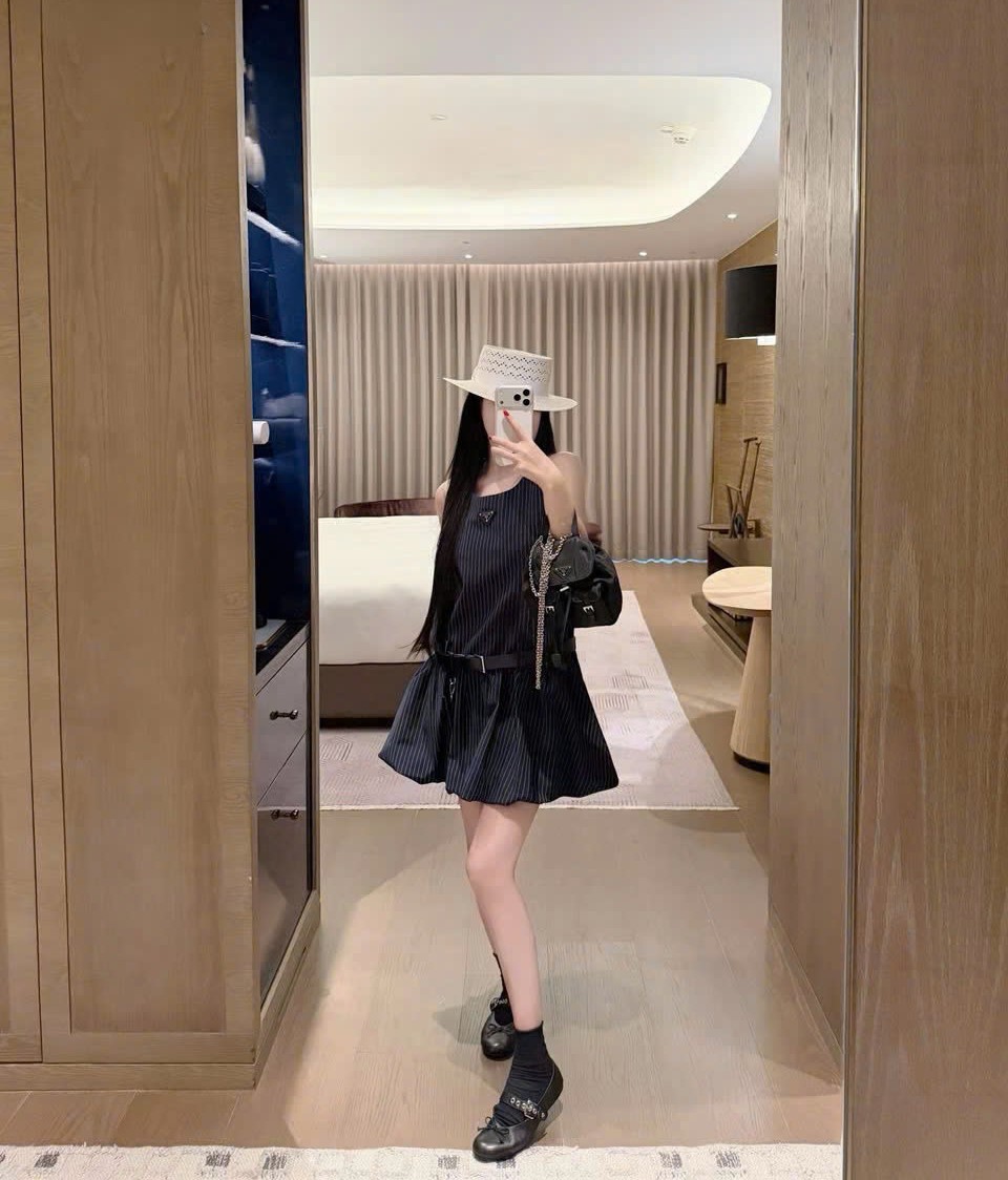 Áo đầm ba lỗ phối thắt lưng Prada 7