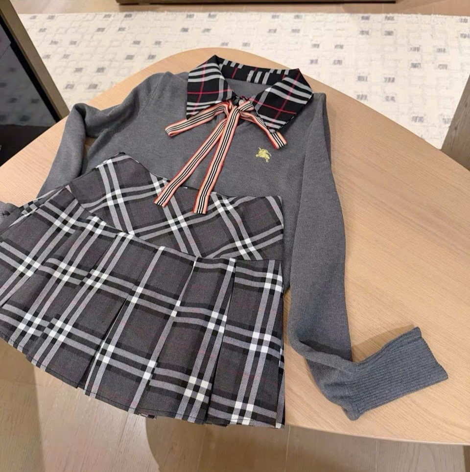 Set áo len cột nơ váy ngắn Burberry 1