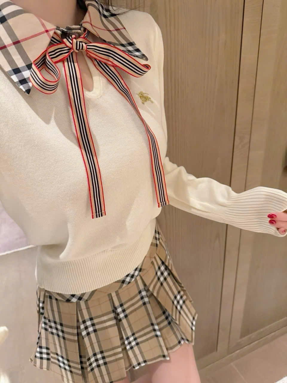Set áo len cột nơ váy ngắn Burberry 2