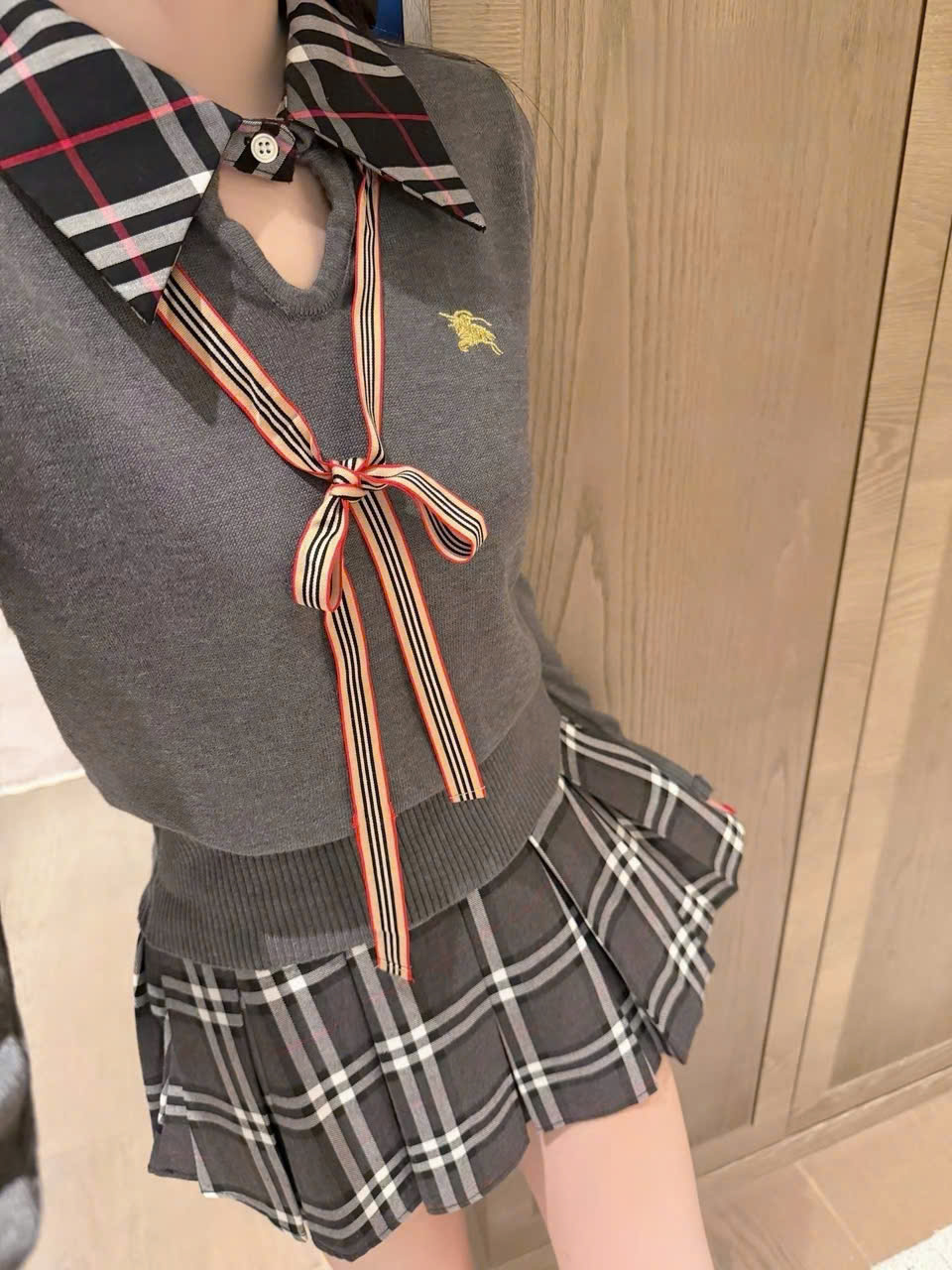 Set áo len cột nơ váy ngắn Burberry 5