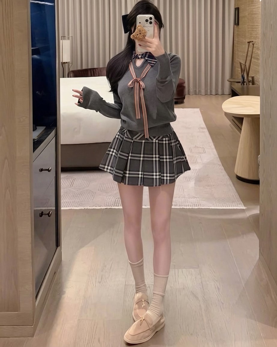 Set áo len cột nơ váy ngắn Burberry 3